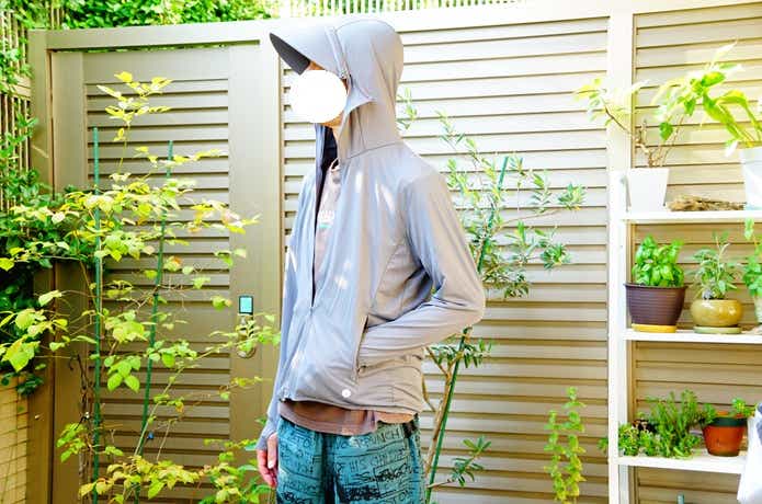 男性が楽天の名もなきパーカーを着用、横向き、ポケットに手を入れている