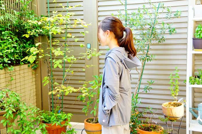 130cm女子が楽天の名もなきパーカーを着用、横向き