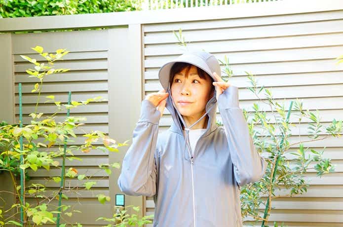 女性が楽天の名もなきパーカーを着用、正面