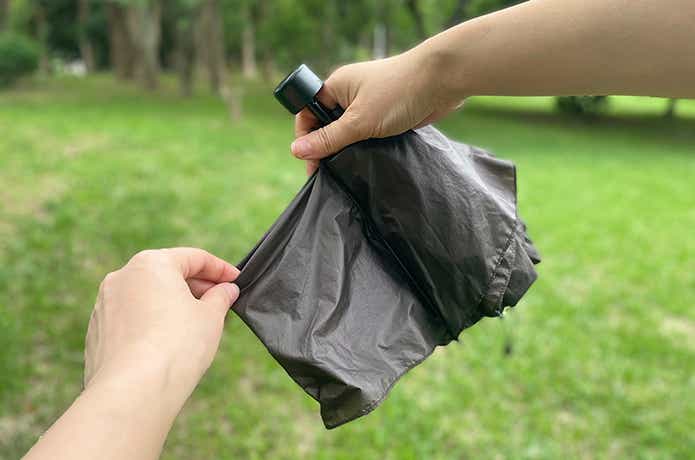 モンベル「UL トレッキングアンブレラ」畳むシーン