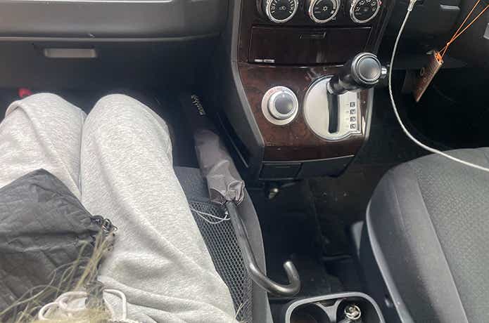 長傘をロングに収納して助手席足元に