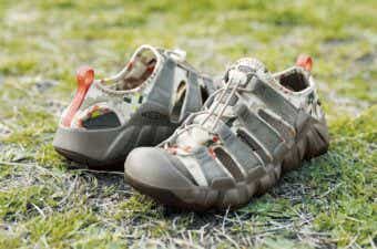 「つま先を守れる・水辺もOK」KEEN × フジロックのコラボ第7弾は、大自然を歩き倒せる名作！【6月24日発売】