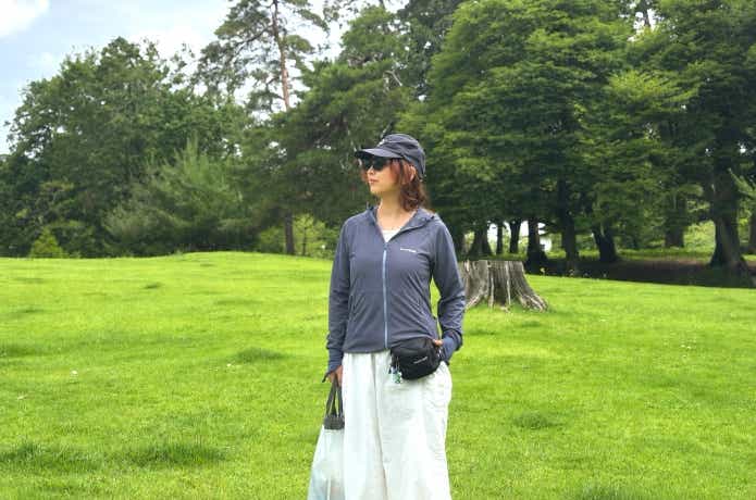 女性が外で着用しているところ