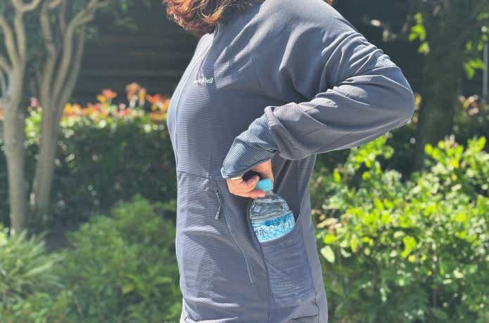 腰のポケットにペットボトルを入れているところ