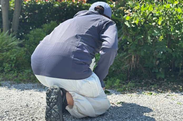 しゃがんだときに背中が出にくい長めのデザイン