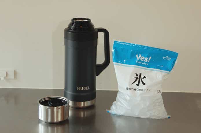 HUGEL真空断熱マグボトルと氷1kg
