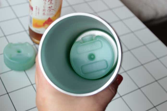 ペットボトルホルダーに氷点下パックコンパクトが入れてある