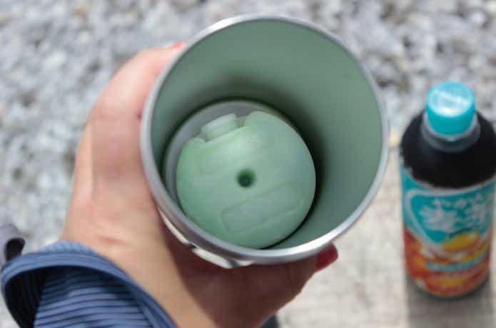ペットボトルホルダーのなかに氷点下パックコンパクトを入れてある