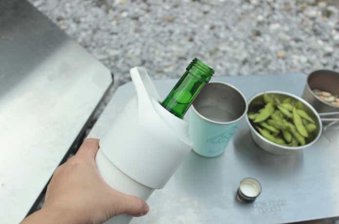 ペットボトルホルダーに冷酒を入れて注いでいるところ