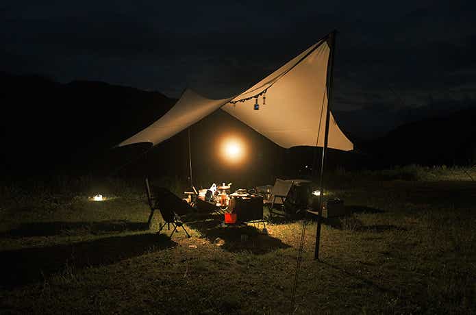 タープ下で吊り下げたREEL LIGHT PRO
