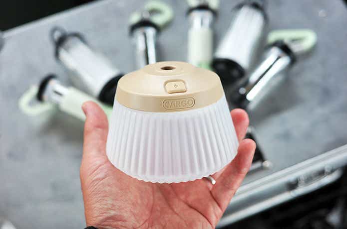 手に持ったREEL LIGHT PRO本体