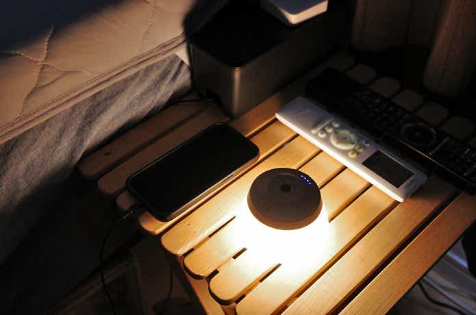 ベッドサイドに置いたREEL LIGHT PRO