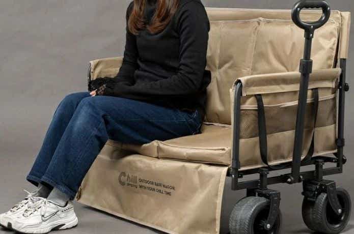 chillcampingのワゴンに座る女性