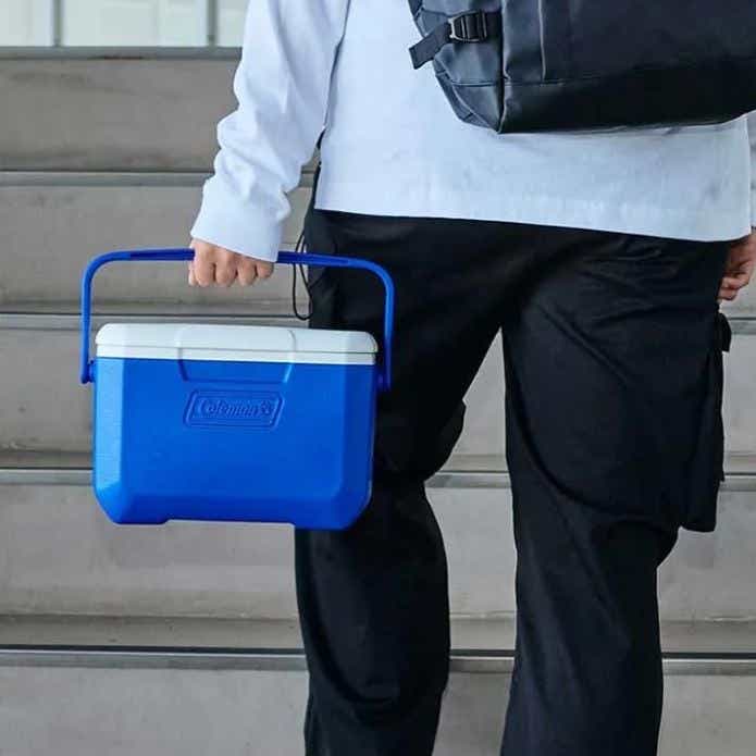 コールマン「テイク6」を持ち運ぶ男性