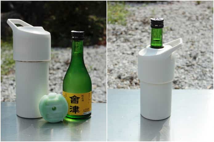 ペットボトルホルダーに瓶の冷酒と氷点下パックコンパクトを入れている