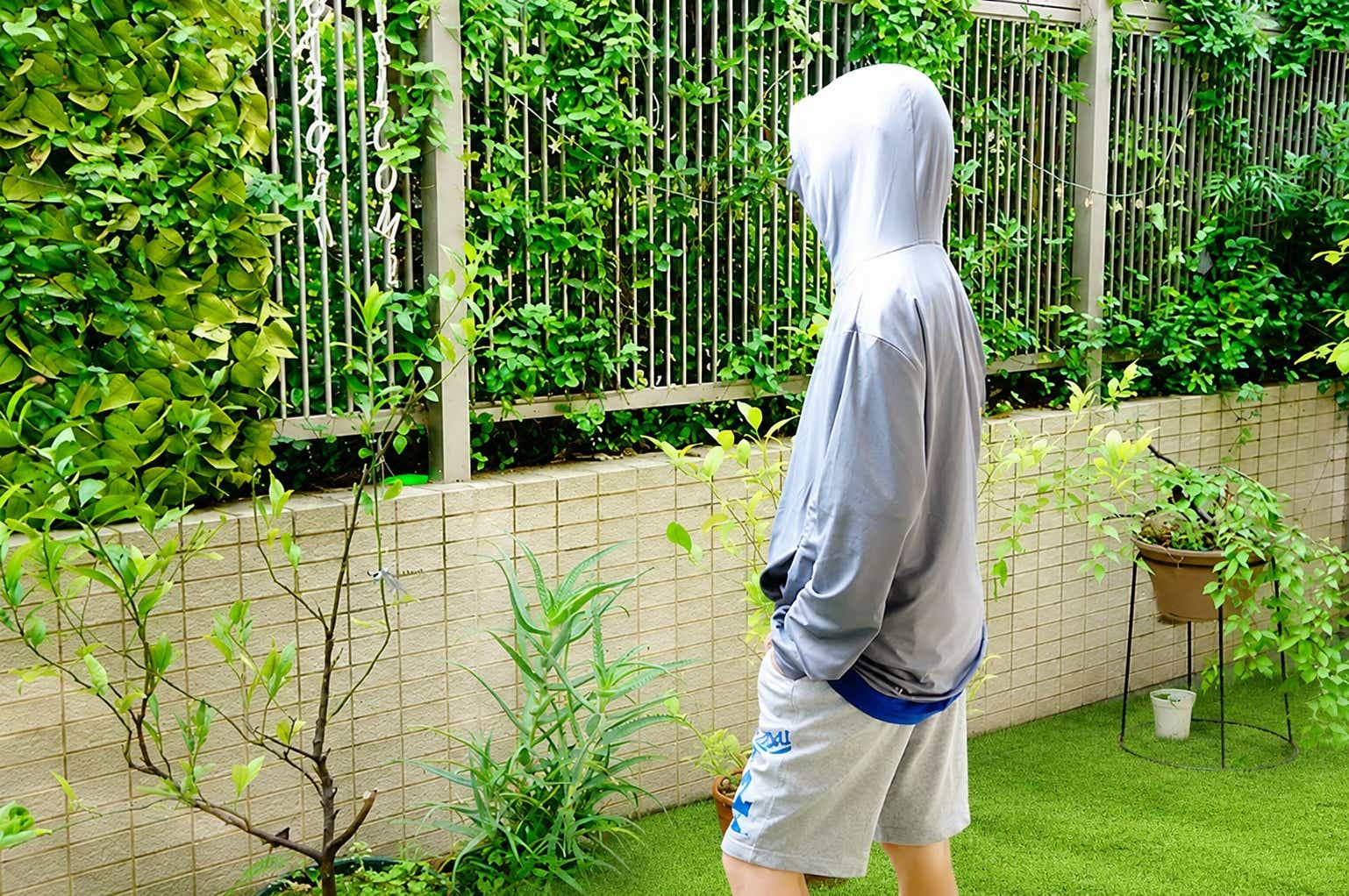 中1男子が楽天の名もなきパーカーを着用、横向き
