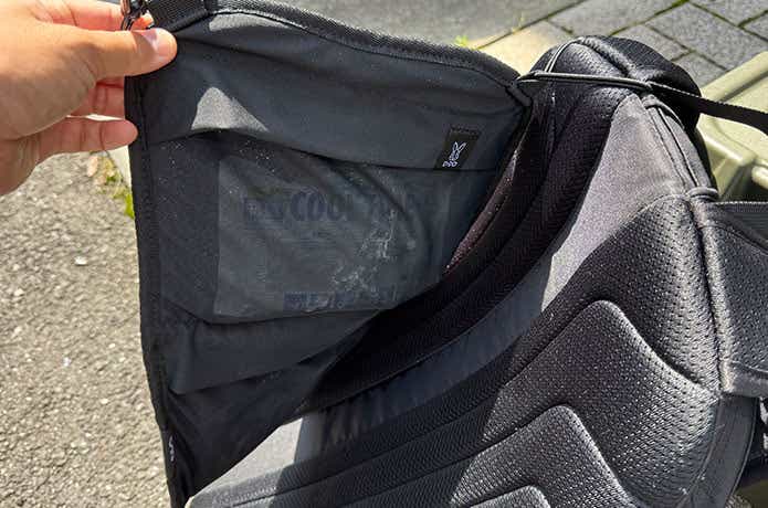 バッグに取り付けたヒエールバックスーと保冷剤