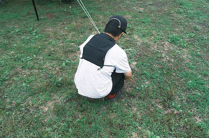 ヒエールバックスーを背負って設営する男性
