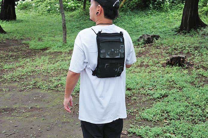 保冷剤を入れたヒエールバックスーを背負った男性