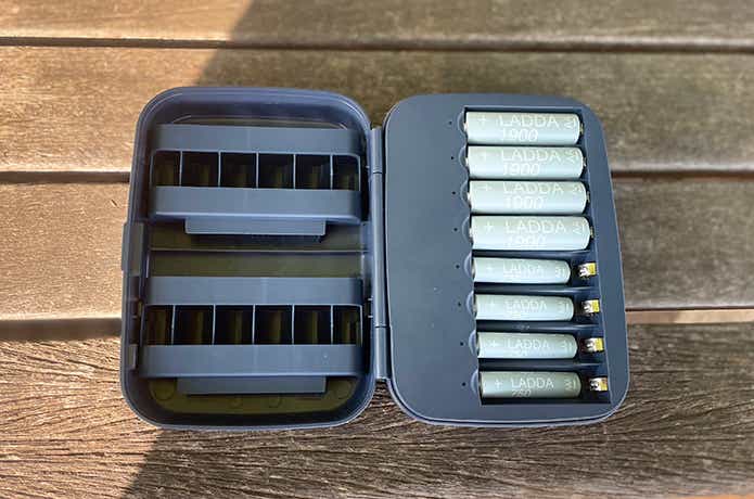 IKEA「リトスフェール」充電スロットへ電池を装着