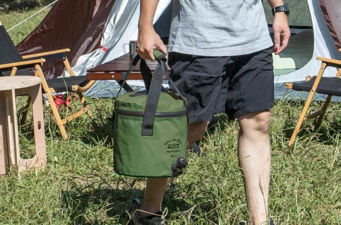FIELDOOR「ウォータージャグ 10L」を運ぶ男性