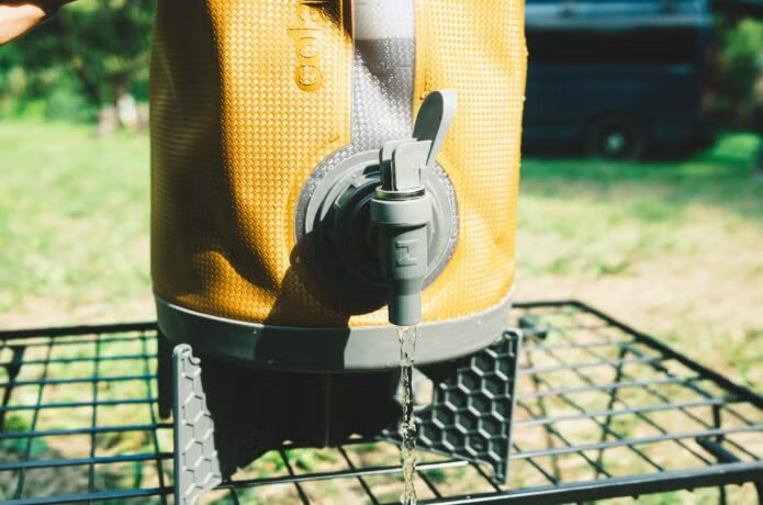 コラプズ「Collapsible Water Carrier&Bucket」の蛇口から水が出る
