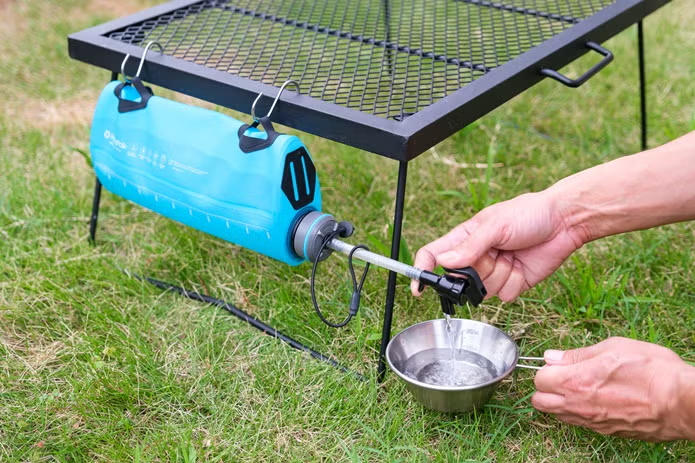 ハイドラパック「シーカー」から水を注ぐ