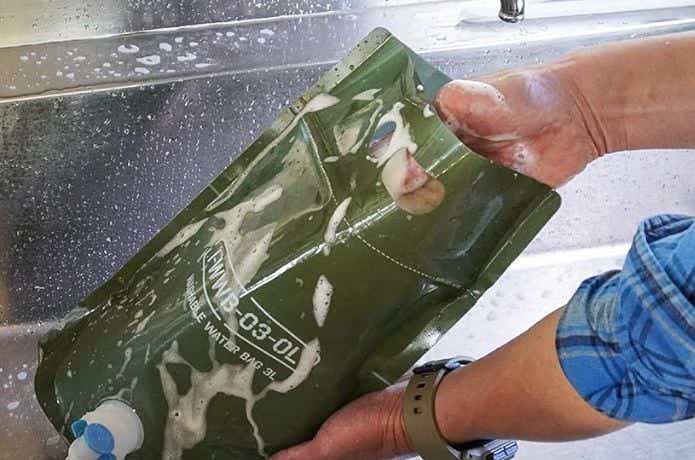 岩谷マテリアル「水タンク ウォッシャブルウォーターバッグ 3L」を洗う