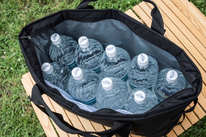 ソフトクーラーに２Lペットボトルの水が9本入っている様子