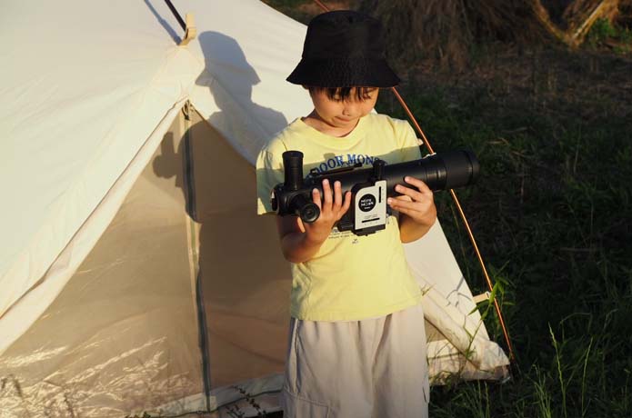 テントの前でミルムーンを持っている男の子