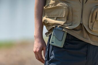 クレイモア「クリップファン」を腰につけた男性