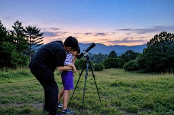 望遠鏡を覗く父と子