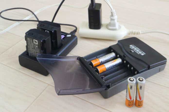 ACコンセントと充電器_PIXTA
