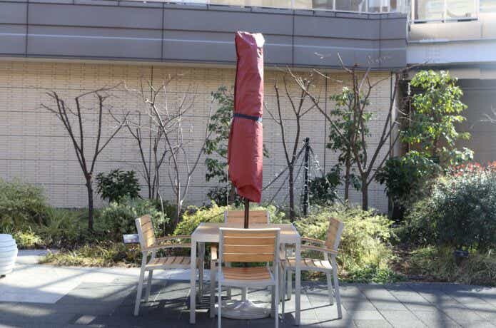 収納カバーをかけたパラソル