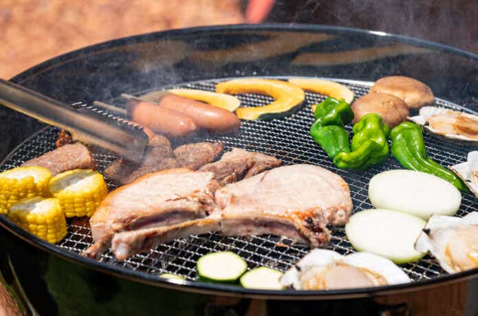 グリルでBBQしている