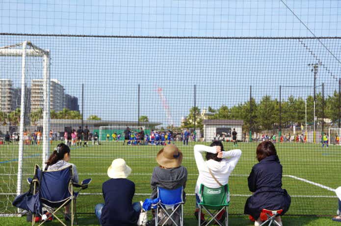 少年サッカーを応援する保護者