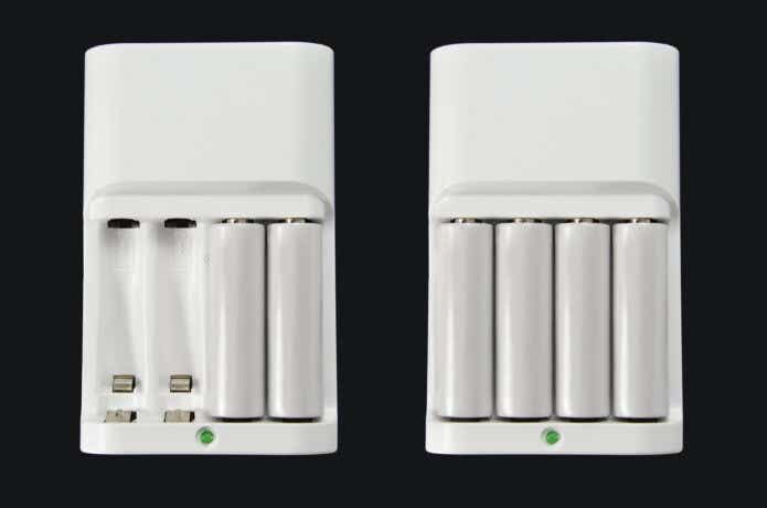充電池と充電器_PIXTA