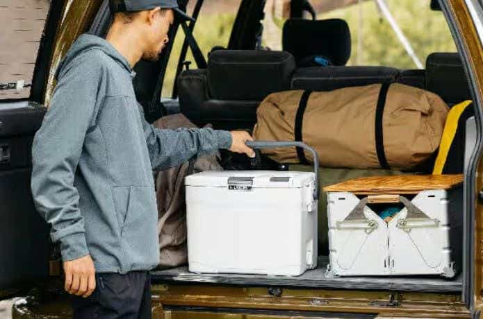 シマノ「フィクセル」を車に積む男性