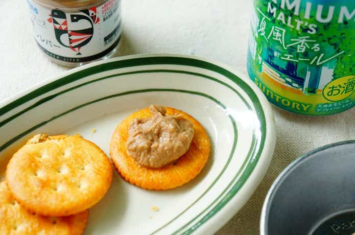 アオハタの塗るテリーヌ、チキンレバーをクラッカーにのせている