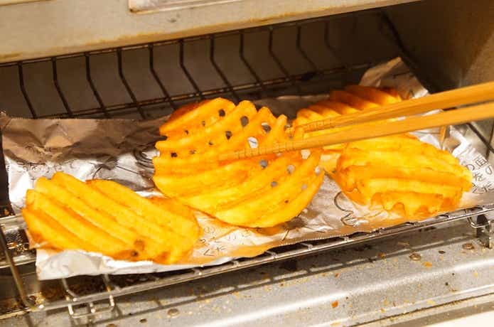 業務スーパーのスパイシーポテトワッフルカットをトースターで調理する様子