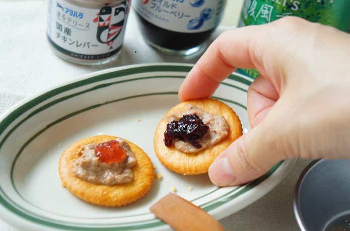 アオハタの塗るテリーヌ、チキンレバーをクラッカーに塗り、ジャムをトッピングしている