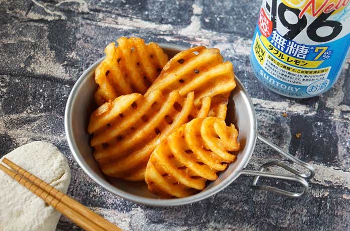 業務スーパーのスパイシーポテトワッフルカットとチューハイで晩酌タイム
