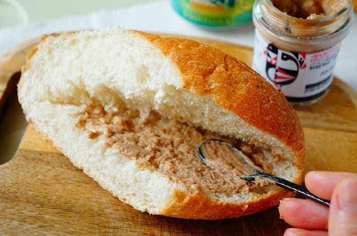 アオハタの塗るテリーヌ、チキンレバーをフランスパンに塗っている