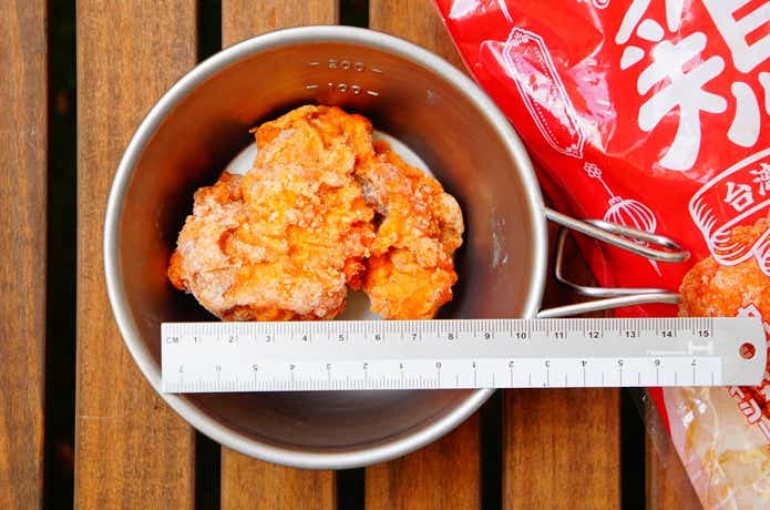 業務スーパーの鶏排(ジーパイ)にスケールを当てている