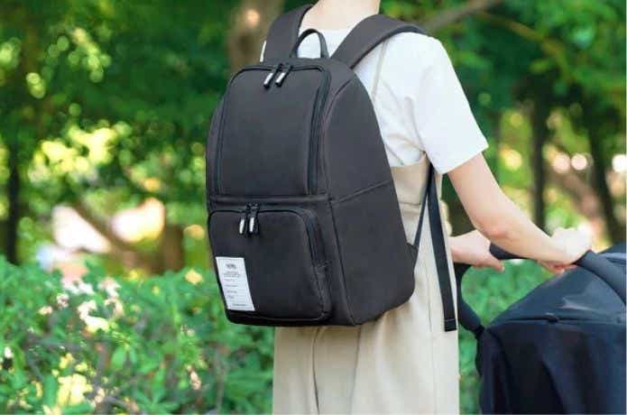 サーモス 保冷バックパックを背負う女性