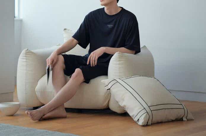 TENTIAL「BAKUNE Dry Men's」を着てくつろぐ男性