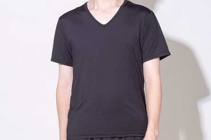 ニトリ「MENS 着るだけで疲労回復リカバリーウェア VネックTシャツ」を着た人