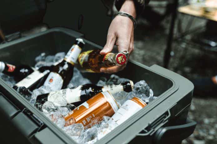 シマノのクーラーボックスから飲み物を取り出す