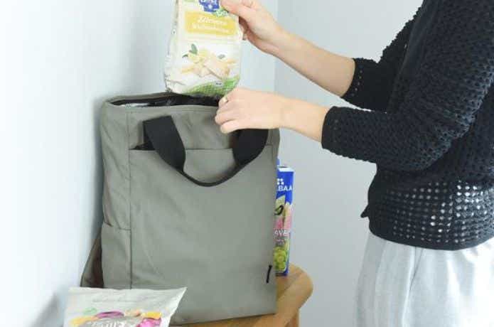 保冷リュックに食材を入れる