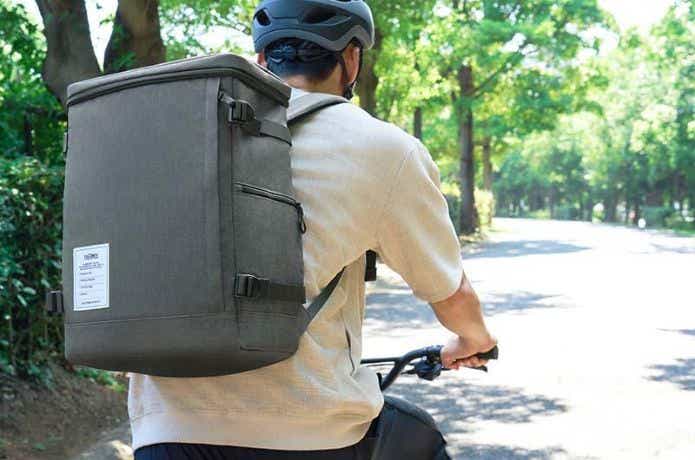 保冷リュックを背負う男性